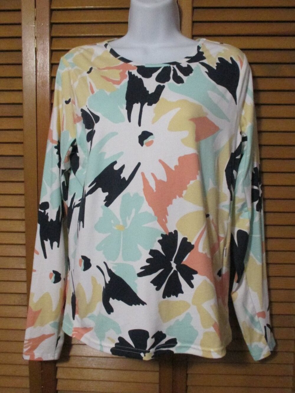 Hang Ten top Activewear has UV protection, soft & stretchy like new size M